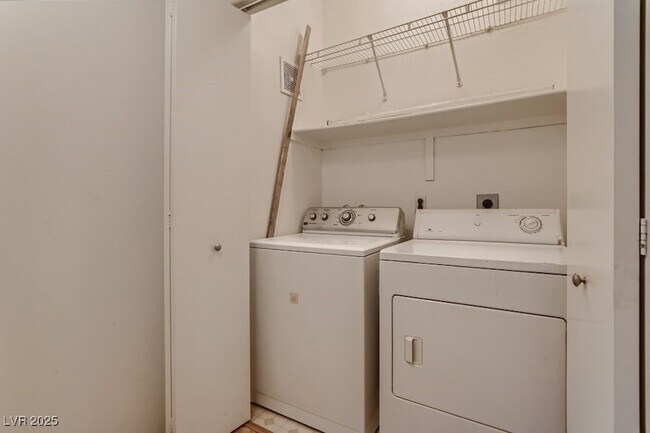 Building Photo - 2201 Ramsgate Dr