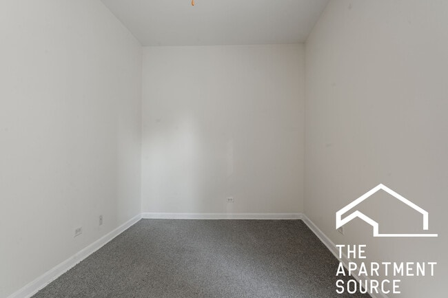 Building Photo - 2424 N Greenview Ave