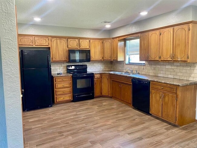 Building Photo - 137 Elmwood Ave