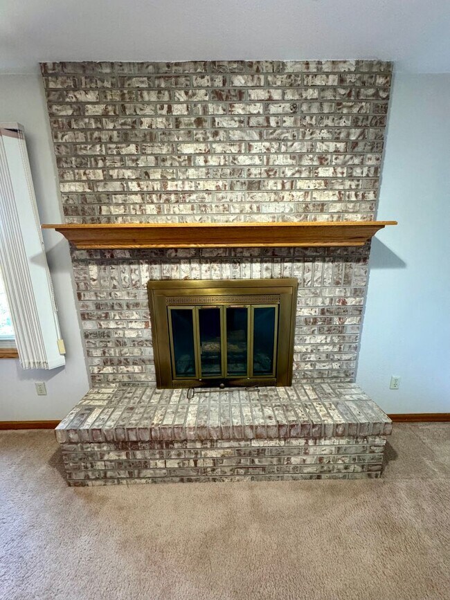 Building Photo - Well Maintained 3 bedroom end unit Townhom...