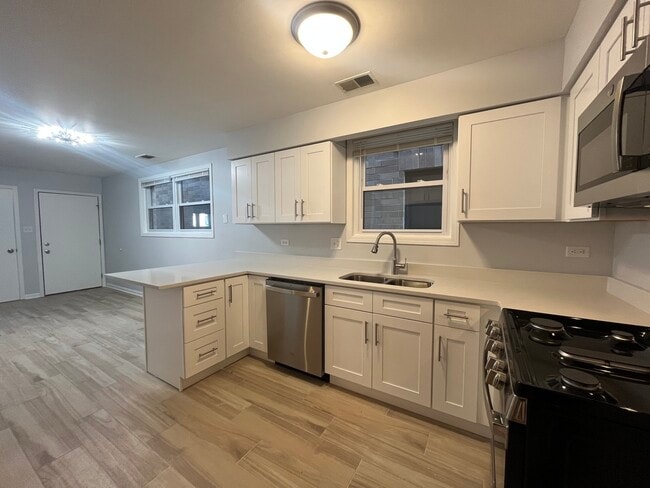 Building Photo - 449 W 37th St