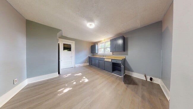 Building Photo - Small bungalow with updates!