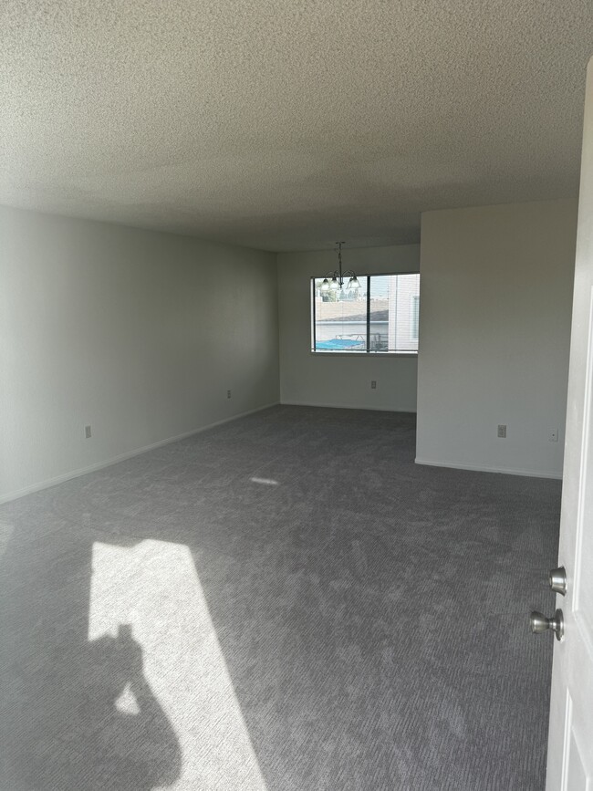 Living and dining room - 17055 Dalton Ave