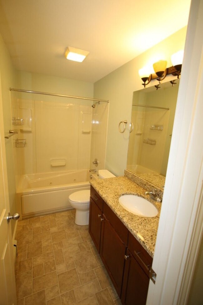 Building Photo - 3 Bedroom Centrally Located Condo!