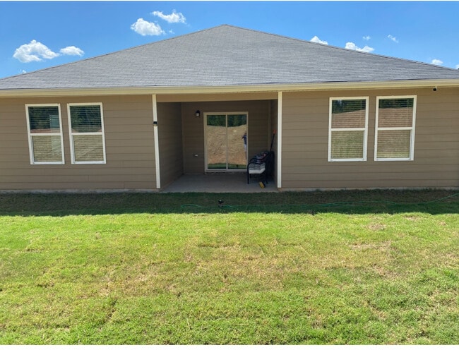 Building Photo - 300 Laurel Springs Dr