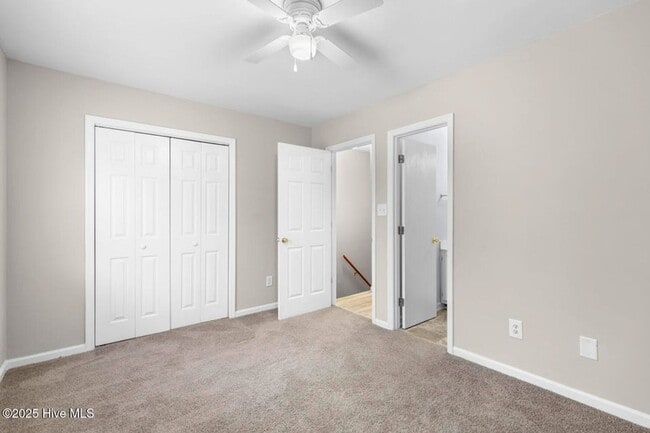 Building Photo - Updated Townhome In Hunters Creek