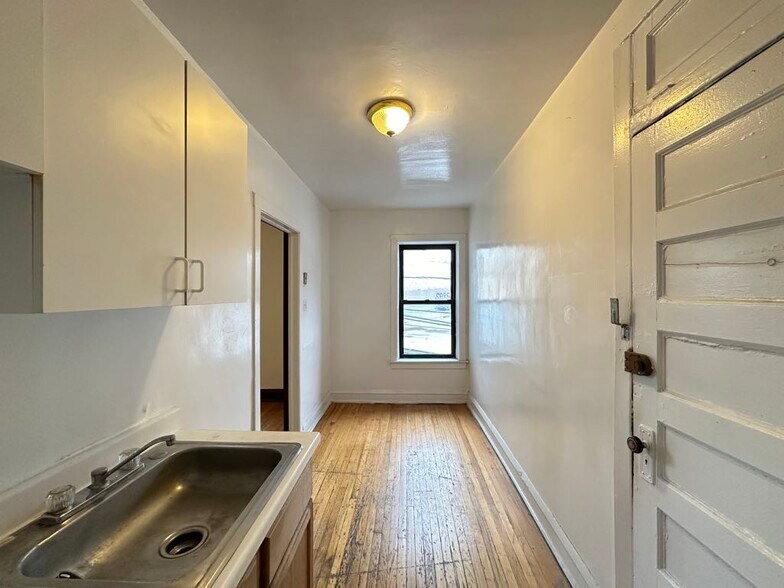 Building Photo - 3306 W Schubert Ave