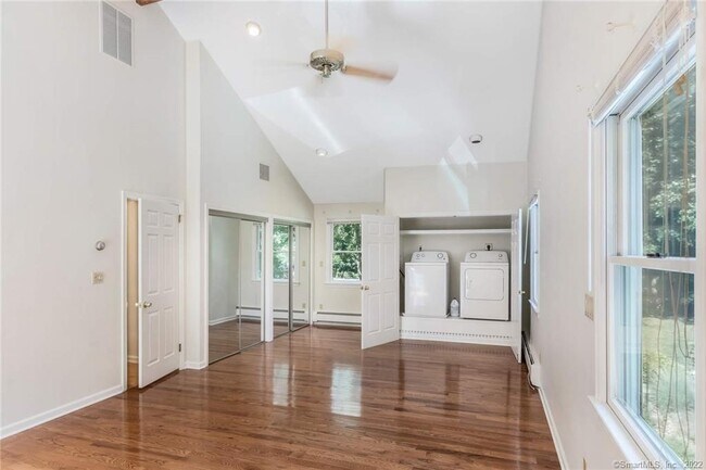 Building Photo - 143 Ponus Ave