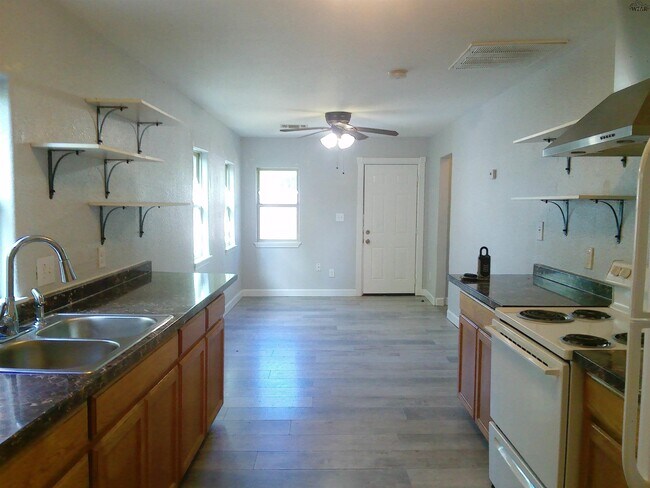 Building Photo - 1805 Lucile Ave