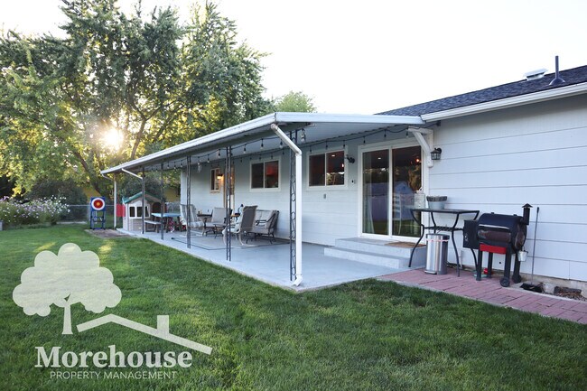 Building Photo - 10440 Meadow Lark Dr