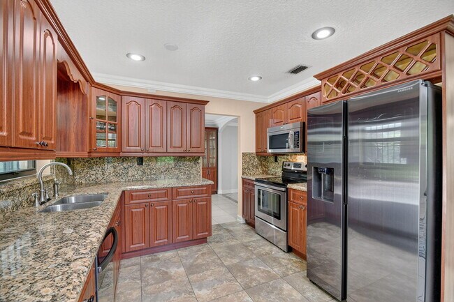 Building Photo - 1035 Soelca Dr