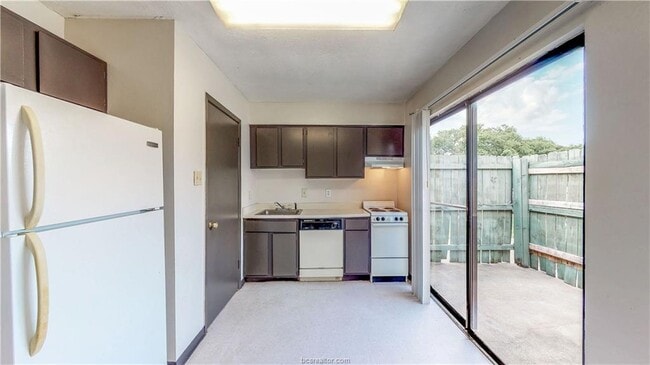 Building Photo - 725 Peppertree Dr