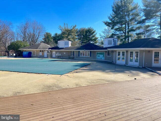 Building Photo - 9502 Tregaron Pl
