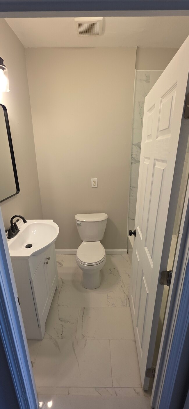 Building Photo - 512 N Curley St