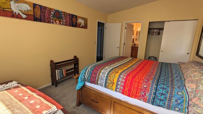 Building Photo - Quiet Peaceful Furnished 3/1.5 Condo, Move...