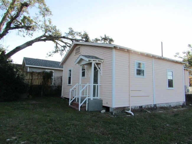 Building Photo - 618 N B St