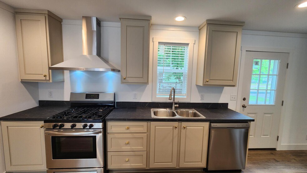 Building Photo - 3735 Pinoak St