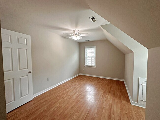Building Photo - Updated Home in the Heart Of Chesterfield