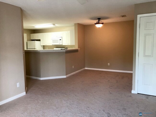Building Photo - Third-Floor 2BR/2BA Condo – The Estates at...