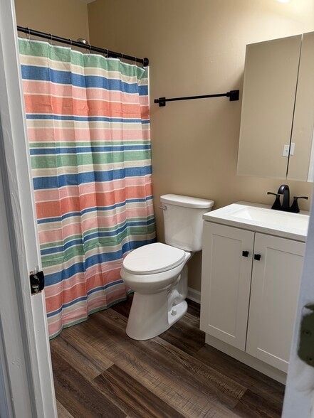 Hallway Bath - 87 Village Dr