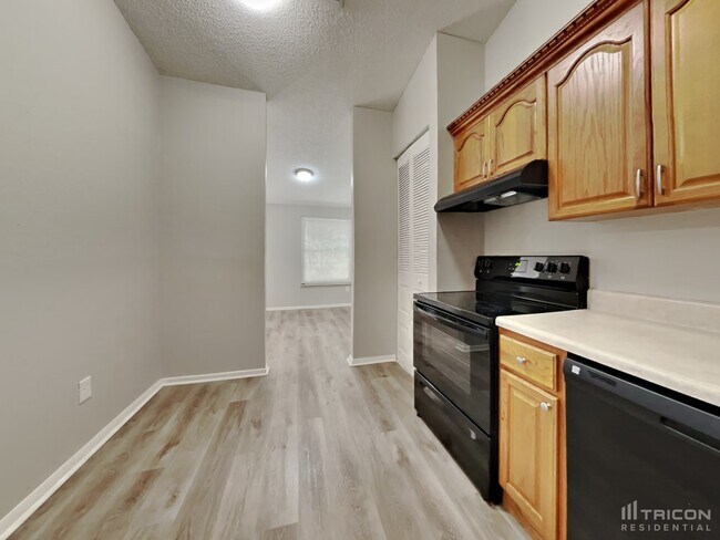 Building Photo - 1421 Rustling Oaks Dr