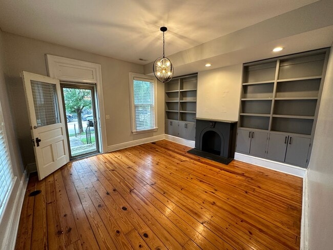 Building Photo - Italian Village home with Huge Yard