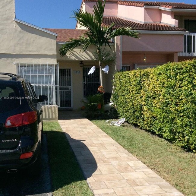 Building Photo - 1236 SW 104th Ct
