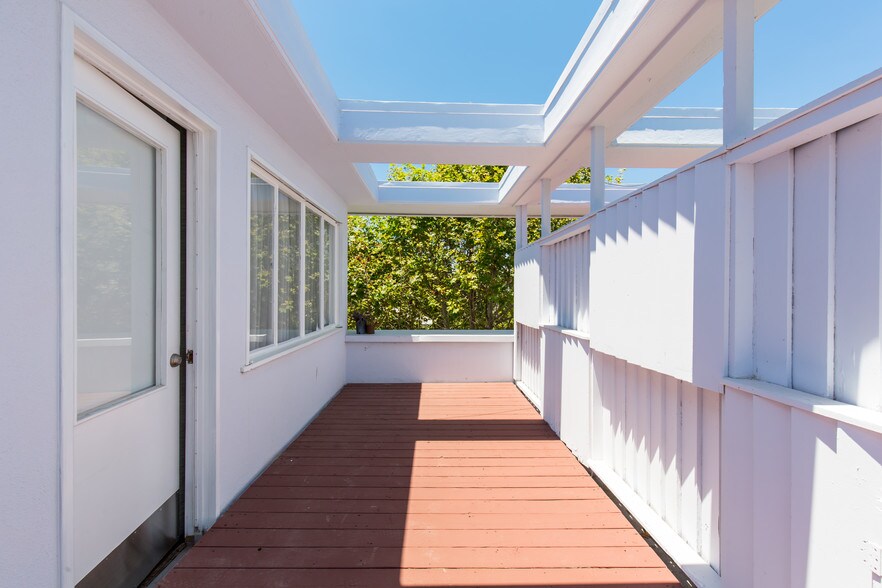Building Photo - 140 San Vicente Blvd