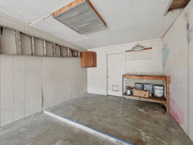 Building Photo - 3402 S Oak Dr