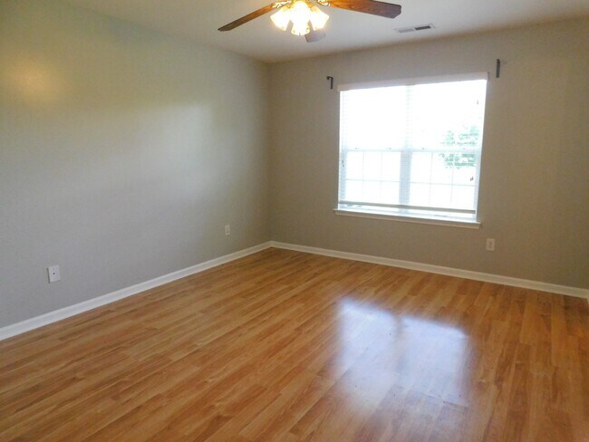 Building Photo - great 3 bed 2.5 bath master down