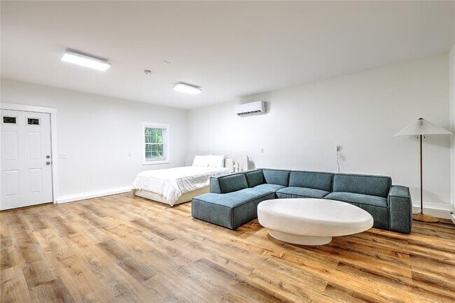 Building Photo - 137 Rosebriar Ave