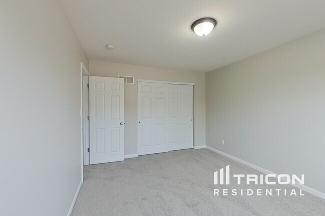 Building Photo - 218 Roxbury Dr