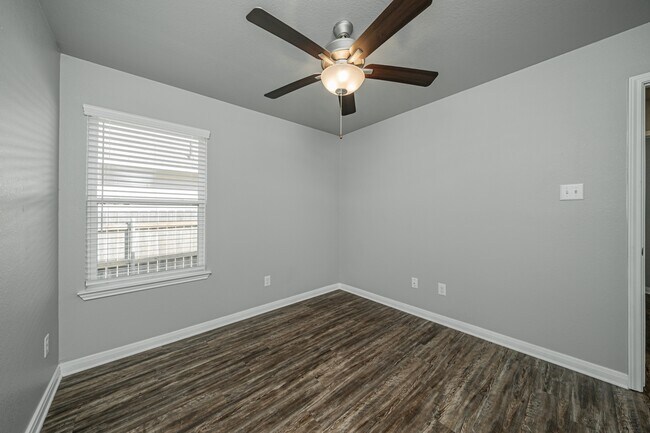 Building Photo - 525 Fallbrook Dr