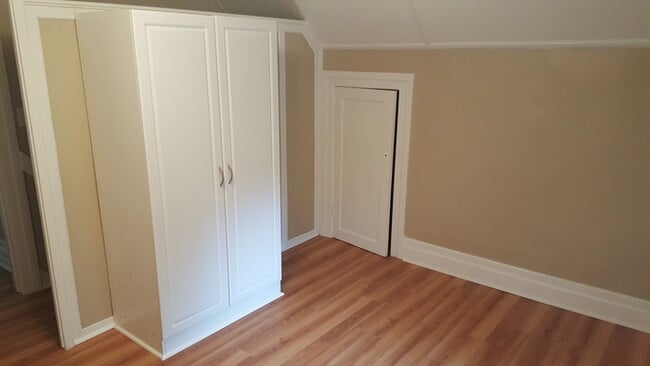 Building Photo - Beautiful 3 bedroom 1 bath home with stora...