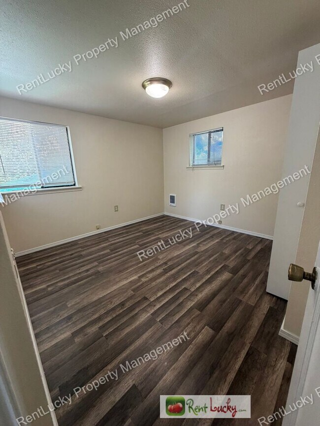Building Photo - Cute and Remodeled 2-Bedroom Duplex in Great Seattle Location!