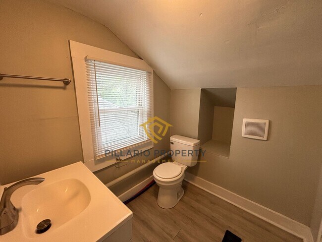 Building Photo - Renovated, 3 Bedroom Near Indy Motor Speedway Home Available NOW!