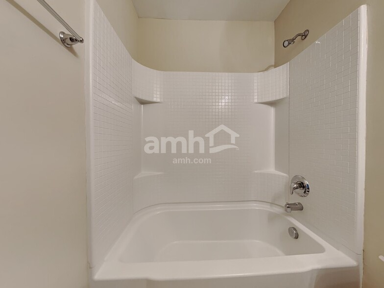 Building Photo - 425 Watershed Dr