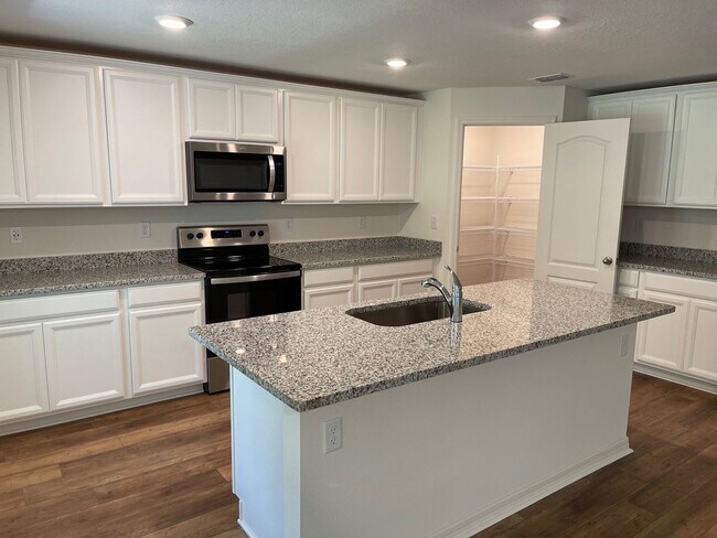 Building Photo - Like new 5/3/2 with screened in porch and much more...
