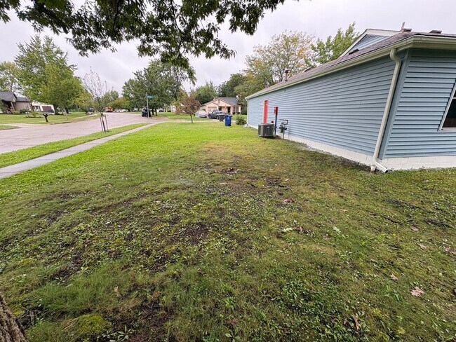Building Photo - 1859 Maroon Dr