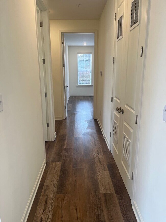 Building Photo - Gorgeous Flat in Overton Square