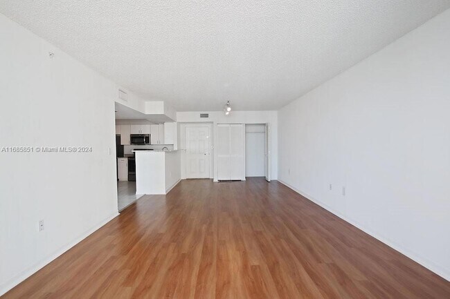 Building Photo - 1111 Brickell Bay Dr