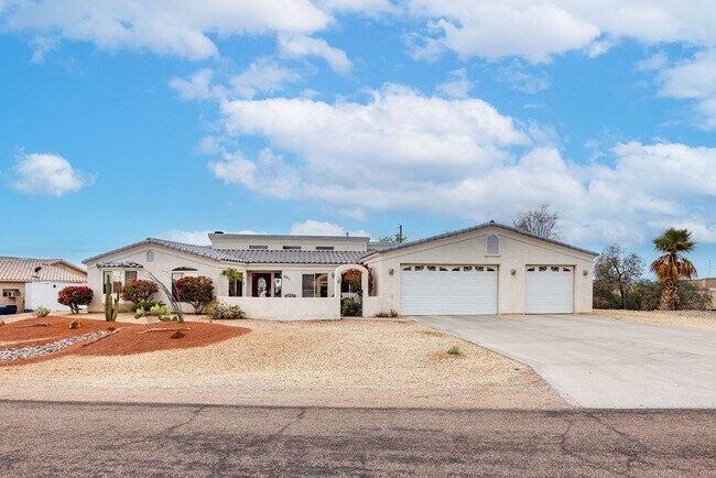 Primary Photo - Long Term 4 Bedroom Rental with a Beautifu...