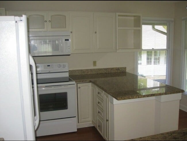 Building Photo - Live in Desirable Kirkwood in the heart of Chapel Hill!