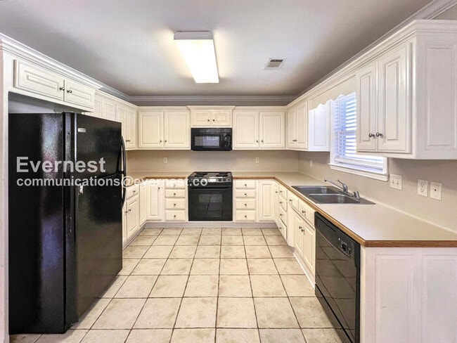 Building Photo - 3 Bed, 2 Bath Home with Garage / Available Now!