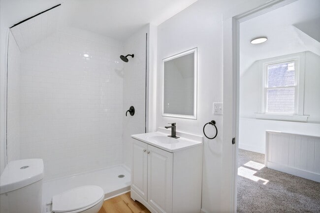 Building Photo - Newly Renovated 4 Bed, 2 Bath Home - Off-S...