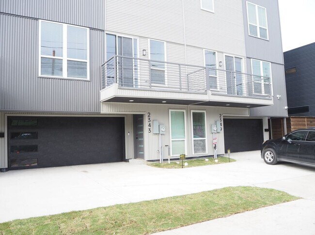 Building Photo - 2349 N Carroll-