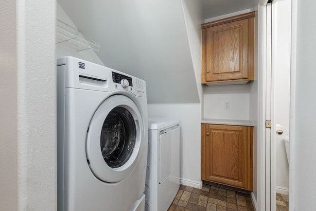 Building Photo - Spacious 3-Bedroom, 2.5-Bath Parkside Townhome