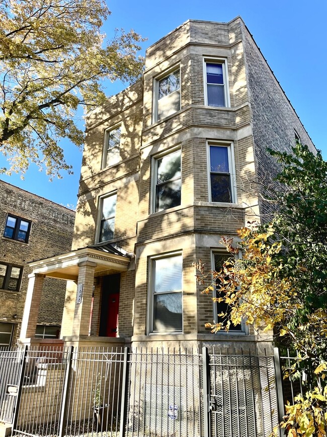 Primary Photo - 1646 W Cortland St