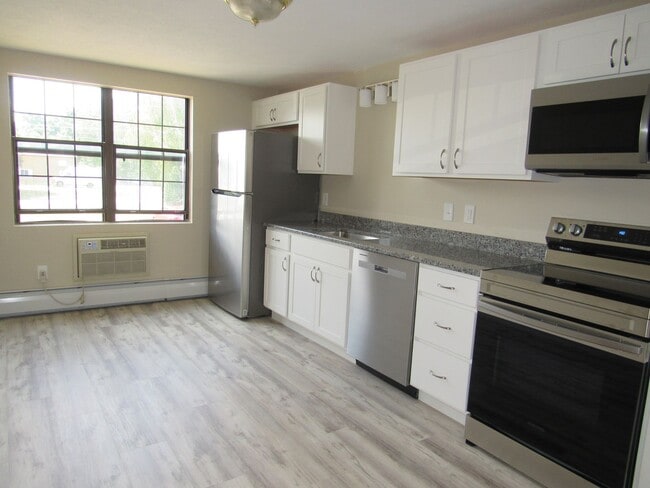 Primary Photo - Plaistow Remodeled 2 Bedroom Condominium! ...