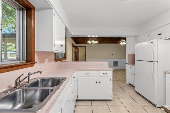 Building Photo - 3210 Bruce Dr